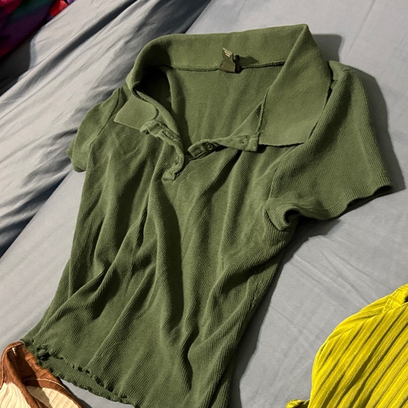 Five crop tops in large. Various brands. Cute tops. - Picture 6 of 11